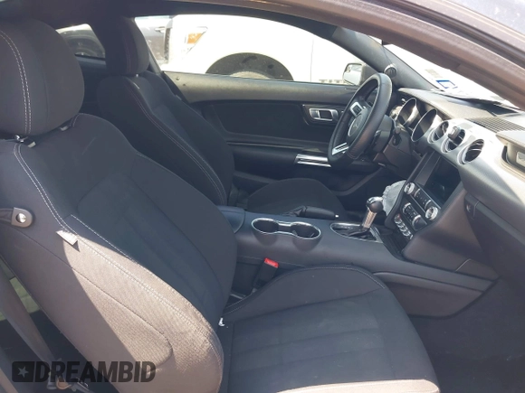 2019 Ford Mustang EcoBoost z VIN 1FA6P8TH1K5118026, wystawiony jako IAAI lot #42204167 z przebiegiem 66 425 mil mil oraz . Historia ofert i sprzedaży dostępna na DreamBid. Obrazek 5.
