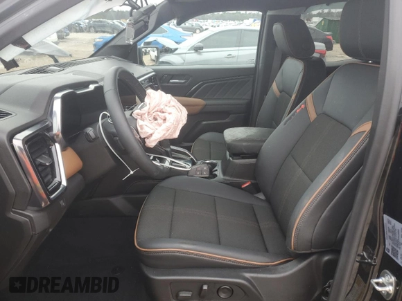 2024 GMC Canyon 4WD AT4 z VIN 1GTP6DEK1R1185858, wystawiony jako Copart lot #45866495 z przebiegiem 2069 mil mil oraz Szkody całkowita. Historia ofert i sprzedaży dostępna na DreamBid. Obrazek 7.