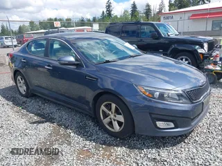 2015 Kia Optima LX z VIN KNAGM4A74F5590332, wystawiony jako IAAI lot #42304364 z przebiegiem 131 720 mil mil oraz . Historia ofert i sprzedaży dostępna na DreamBid. Obrazek 1.