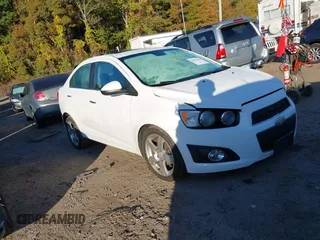 2012 Chevrolet Sonic LTZ z VIN 1G1JE5SH6C4122339, wystawiony jako IAAI lot #40497656 z przebiegiem 80 361 mil mil oraz . Historia ofert i sprzedaży dostępna na DreamBid. Obrazek 1.