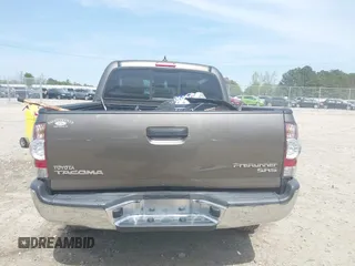 2015 Toyota Tacoma PreRunner z VIN 5TFJX4GN7FX043923, wystawiony jako IAAI lot #41930476 z przebiegiem 151 399 mil mil oraz . Historia ofert i sprzedaży dostępna na DreamBid. Obrazek 16.