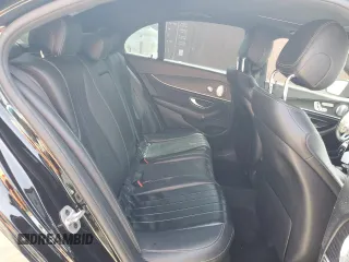 2019 Mercedes-Benz E 300 z VIN WDDZF4JB0KA562691, wystawiony jako Copart lot #56961235 z przebiegiem 84 666 mil mil oraz Nie do naprawy • Non repairable. Historia ofert i sprzedaży dostępna na DreamBid. Obrazek 10.