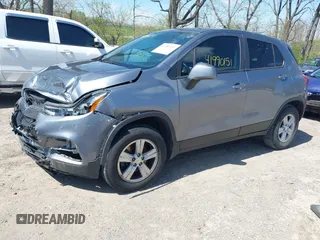 2020 Chevrolet Trax LS z VIN 3GNCJNSB5LL157348, wystawiony jako IAAI lot #41990151 z przebiegiem 101 555 mil mil oraz . Historia ofert i sprzedaży dostępna na DreamBid. Obrazek 2.