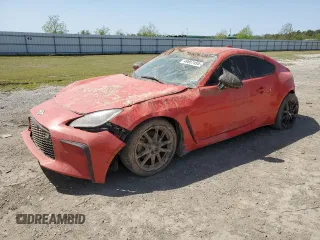 2023 Toyota 86 z VIN JF1ZNBB12P9762364, wystawiony jako Copart lot #49657495 z przebiegiem Nie podano mil oraz Nie do naprawy • Non repairable. Historia ofert i sprzedaży dostępna na DreamBid. Obrazek 1.