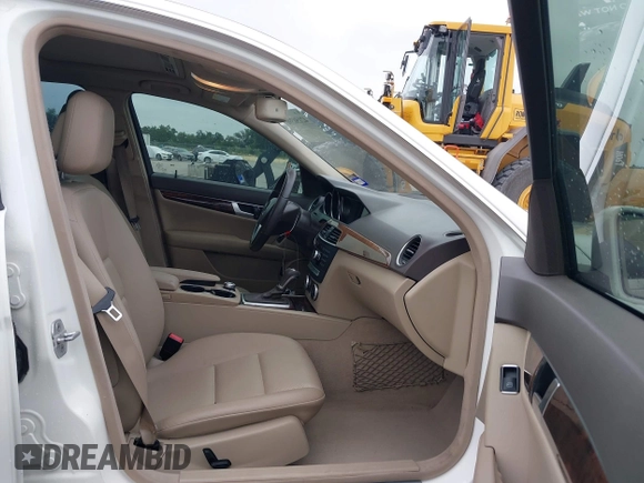 2014 Mercedes-Benz C 250 Sport с VIN WDDGF4HB0EA958816, выставлен на аукционе IAAI как лот 42150390 с пробегом 89 358 миль миль и . История ставок и продаж доступна на DreamBid. Изображение 5.