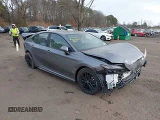 2025 Toyota Camry LE z VIN 4T1DBADK2SU507633, wystawiony jako IAAI lot #41716426 z przebiegiem 12 168 mil mil oraz . Historia ofert i sprzedaży dostępna na DreamBid. Obrazek 1.