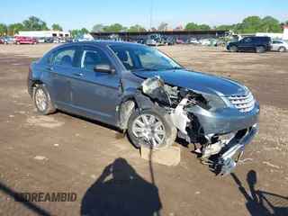 2010 Chrysler Sebring Touring z VIN 1C3CC4FB0AN128655, wystawiony jako IAAI lot #42311837 z przebiegiem 205 720 mil mil oraz . Historia ofert i sprzedaży dostępna na DreamBid. Obrazek 1.