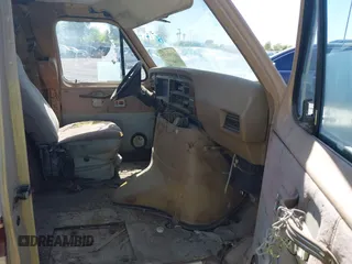 1988 Ford Econoline Cargo z VIN 1FDGS24H0JHC21214, wystawiony jako IAAI lot #39650228 z przebiegiem 55 106 mil mil oraz . Historia ofert i sprzedaży dostępna na DreamBid. Obrazek 5.