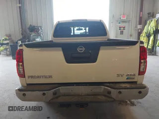 2018 Nissan Frontier SV z VIN 1N6DD0FV7JN718221, wystawiony jako IAAI lot #42118492 z przebiegiem 132 413 mil mil oraz . Historia ofert i sprzedaży dostępna na DreamBid. Obrazek 16.