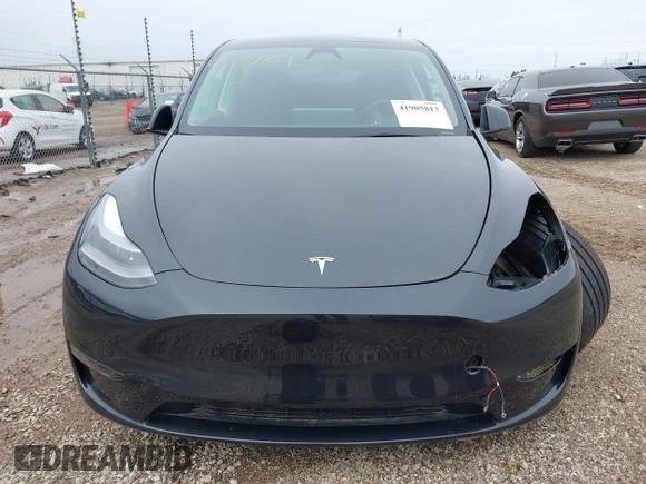 2025 Tesla Model Y Long Range with VIN 7SAYGDEEXSF266143, listed as a IAAI auction lot 41905813 with 776 mi miles and . Bid and sale history available at carsss.com. Image 13.