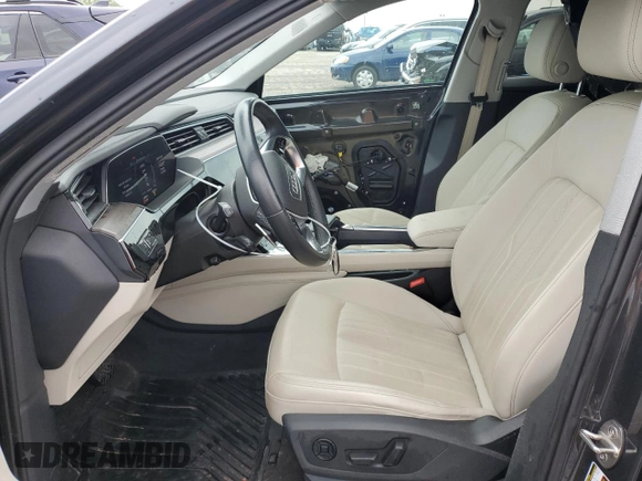 2022 Audi e-tron Premium Plus z VIN WA1LAAGE9NB010971, wystawiony jako Copart lot #51066514 z przebiegiem 26 885 mil mil oraz Szkoda całkowita • Salvage title. Historia ofert i sprzedaży dostępna na DreamBid. Obrazek 7.