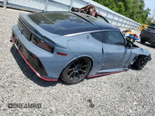 2024 Nissan Z Nismo с VIN JN1BZ4CH8RM363453, выставлен на аукционе Copart как лот 54131365 с пробегом 123 миль миль и Списание • Salvage title. История ставок и продаж доступна на DreamBid. Изображение 3.