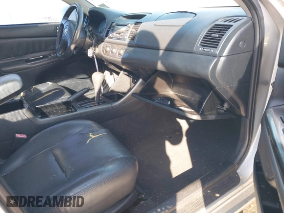 2003 Toyota Camry LE z VIN 4T1BF32K03U561492, wystawiony jako IAAI lot #41607321 z przebiegiem 171 920 mil mil oraz . Historia ofert i sprzedaży dostępna na DreamBid. Obrazek 5.