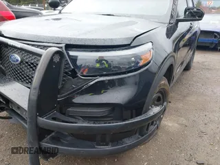 2022 Ford Police Interceptor Utility z VIN 1FM5K8AW2NNA08981, wystawiony jako IAAI lot #41857684 z przebiegiem 22 652 mil mil oraz . Historia ofert i sprzedaży dostępna na DreamBid. Obrazek 6.