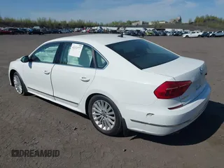2016 Volkswagen Passat SE z VIN 1VWBT7A38GC016180, wystawiony jako IAAI lot #42132777 z przebiegiem 101 461 mil mil oraz . Historia ofert i sprzedaży dostępna na DreamBid. Obrazek 3.