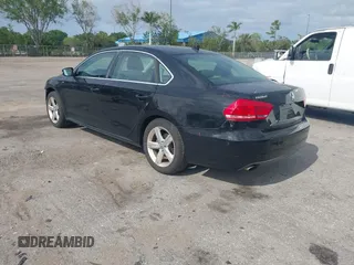2014 Volkswagen Passat S z VIN 1VWAT7A30EC041728, wystawiony jako IAAI lot #42102295 z przebiegiem 94 768 mil mil oraz . Historia ofert i sprzedaży dostępna na DreamBid. Obrazek 3.
