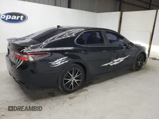 2022 Toyota Camry SE z VIN 4T1G11AK9NU057987, wystawiony jako Copart lot #56749015 z przebiegiem 85 171 mil mil oraz Czysty tytuł • Clean title. Historia ofert i sprzedaży dostępna na DreamBid. Obrazek 3.