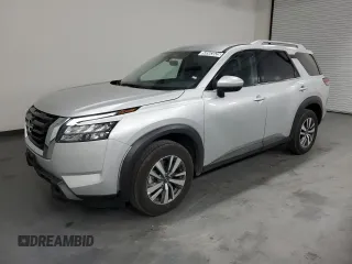 2025 Nissan Pathfinder SL z VIN 5N1DR3CC2SC228707, wystawiony jako Copart lot #58563525 z przebiegiem 5915 mil mil oraz Tytuł czysty. Historia ofert i sprzedaży dostępna na DreamBid. Obrazek 1.