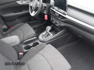 2023 Kia Forte LXS z VIN 3KPF24AD9PE657457, wystawiony jako IAAI lot #42242569 z przebiegiem 11 250 mil mil oraz . Historia ofert i sprzedaży dostępna na DreamBid. Obrazek 5.