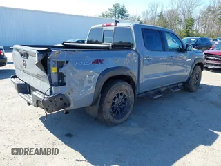 2022 Nissan Frontier SV z VIN 1N6ED1EKXNN659026, wystawiony jako IAAI lot #42050476 z przebiegiem 26 183 mil mil oraz . Historia ofert i sprzedaży dostępna na DreamBid. Obrazek 4.