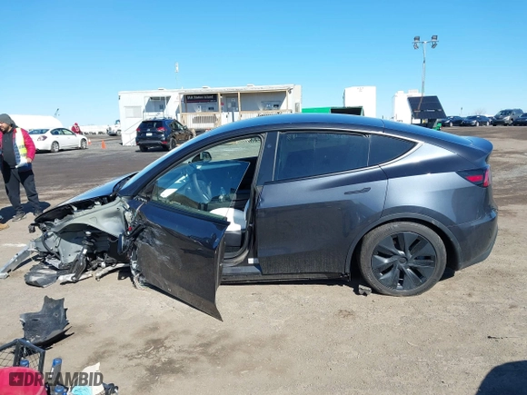 2025 Tesla Model Y Long Range with VIN 7SAYGDEE1SA351255, listed as a IAAI auction lot 41816235 with 1,463 mi miles. Bid and sale history available at carsss.com. Image 13.
