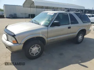 2000 GMC Jimmy SLS Comfort/Convenience z VIN 1GKCT18W6YK118528, wystawiony jako Copart lot #55820295 z przebiegiem 257 211 mil mil oraz Szkoda całkowita • Salvage title. Historia ofert i sprzedaży dostępna na DreamBid. Obrazek 1.