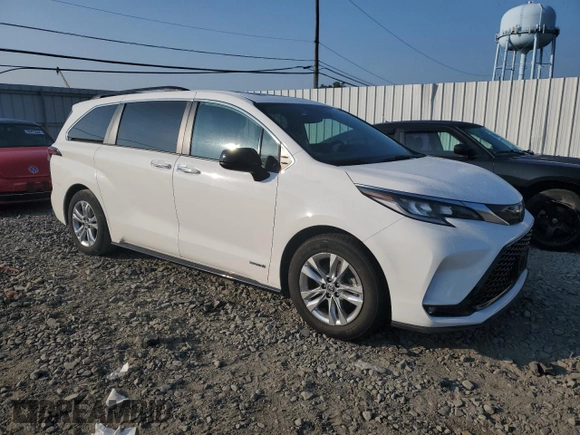 2021 Toyota Sienna XSE with VIN 5TDDSKFC5MS033801, listed as a Copart auction lot 68624204 with 42,300 mi miles and Salvage Title. Bid and sale history available at carsss.com. Image 4.
