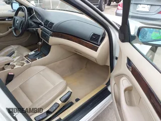 2004 BMW 3 Series 325i with VIN WBAAZ33444KP85964, listed as a IAAI auction lot 42024989 with 165,813 mi miles. Bid and sale history available at carsss.com. Image 5.