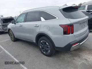 2025 Kia Sorento S z VIN 5XYRL4JC1SG334274, wystawiony jako IAAI lot #41820190 z przebiegiem 8 336 mil mil oraz . Historia ofert i sprzedaży dostępna na DreamBid. Obrazek 3.