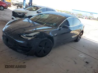 2018 Tesla Model 3 Long Range Battery z VIN 5YJ3E1EA9JF062599, wystawiony jako Copart lot #56574495 z przebiegiem 40 022 mil mil oraz Szkoda całkowita • Salvage title. Historia ofert i sprzedaży dostępna na DreamBid. Obrazek 1.