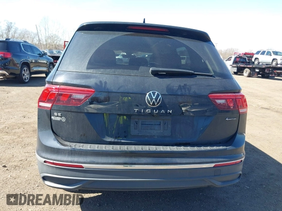 2024 Volkswagen Tiguan SE z VIN 3VVMB7AX0RM048335, wystawiony jako IAAI lot #41810972 z przebiegiem 29 467 mil mil oraz . Historia ofert i sprzedaży dostępna na DreamBid. Obrazek 16.