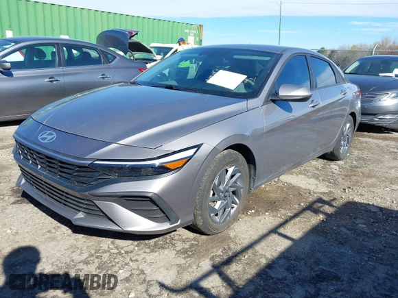 2024 Hyundai Elantra SEL z VIN KMHLM4DG8RU659817, wystawiony jako IAAI lot #41875167 z przebiegiem 31 674 mil mil oraz . Historia ofert i sprzedaży dostępna na DreamBid. Obrazek 17.