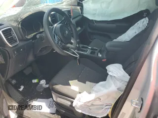 2020 Kia Sportage LX z VIN KNDPMCAC9L7675077, wystawiony jako Copart lot #55075725 z przebiegiem 71 747 mil mil oraz Nie do naprawy • Non repairable. Historia ofert i sprzedaży dostępna na DreamBid. Obrazek 7.