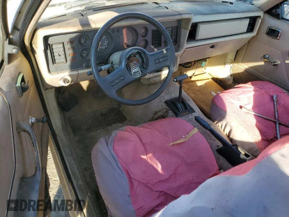 1986 Ford Mustang z VIN NOVIN42794605, wystawiony jako Copart lot #42794605 z przebiegiem 62 794 mil mil oraz Nie do naprawy • Non repairable. Historia ofert i sprzedaży dostępna na DreamBid. Obrazek 8.