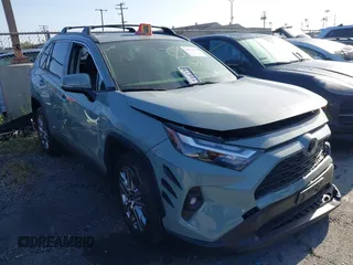 2023 Toyota RAV4 XLE Premium z VIN JTMA1RFV7PJ041609, wystawiony jako IAAI lot #41861931 z przebiegiem 18 862 mil mil oraz . Historia ofert i sprzedaży dostępna na DreamBid. Obrazek 1.