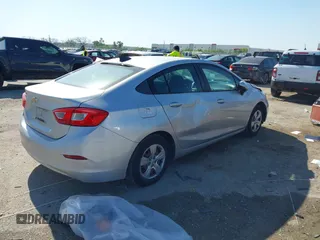 2017 Chevrolet Cruze LS z VIN 1G1BC5SM8H7252748, wystawiony jako IAAI lot #42027880 z przebiegiem 88 114 mil mil oraz . Historia ofert i sprzedaży dostępna na DreamBid. Obrazek 4.