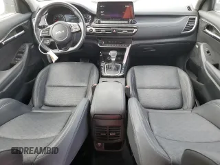 2022 Kia Seltos SX z VIN KNDETCA24N7253089, wystawiony jako Copart lot #53340025 z przebiegiem 20 981 mil mil oraz Szkoda całkowita • Salvage title. Historia ofert i sprzedaży dostępna na DreamBid. Obrazek 8.