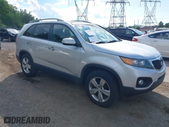 2013 Kia Sorento EX z VIN 5XYKUDA22DG413039, wystawiony jako IAAI lot #42197700 z przebiegiem 132 381 mil mil oraz . Historia ofert i sprzedaży dostępna na DreamBid. Obrazek 1.