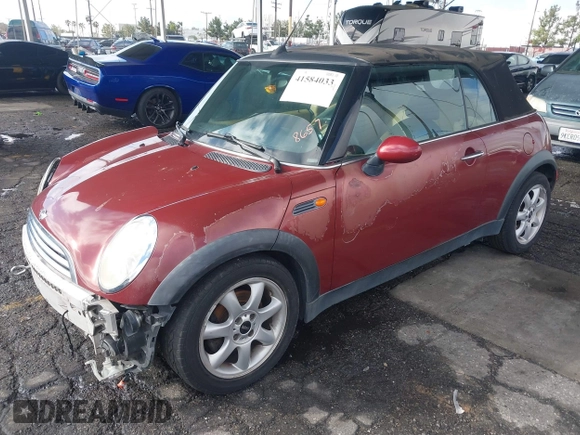 2008 MINI Convertible z VIN WMWRF33568TG18657, wystawiony jako IAAI lot #41584033 z przebiegiem 127 437 mil mil oraz . Historia ofert i sprzedaży dostępna na DreamBid. Obrazek 2.