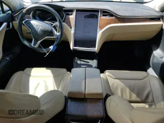 2017 Tesla Model S 100D z VIN 5YJSA1E28HF190858, wystawiony jako Copart lot #60690695 z przebiegiem 73 046 mil mil oraz Szkoda całkowita • Salvage title. Historia ofert i sprzedaży dostępna na DreamBid. Obrazek 8.