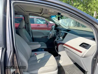 2013 Toyota Sienna XLE z VIN 5TDDK3DC1DS092365, wystawiony jako Copart lot #58743665 z przebiegiem 252 937 mil mil oraz Czysty tytuł • Clean title. Historia ofert i sprzedaży dostępna na DreamBid. Obrazek 5.