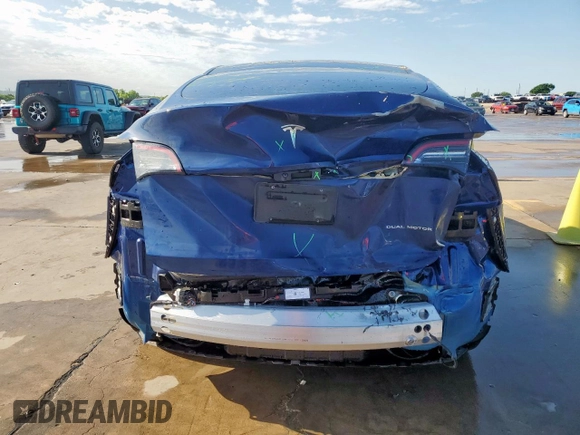 2022 Tesla Model Y Long Range z VIN 7SAYGDEEXNF372693, wystawiony jako Copart lot #53275555 z przebiegiem 51 165 mil mil oraz Szkody całkowita. Historia ofert i sprzedaży dostępna na DreamBid. Obrazek 6.