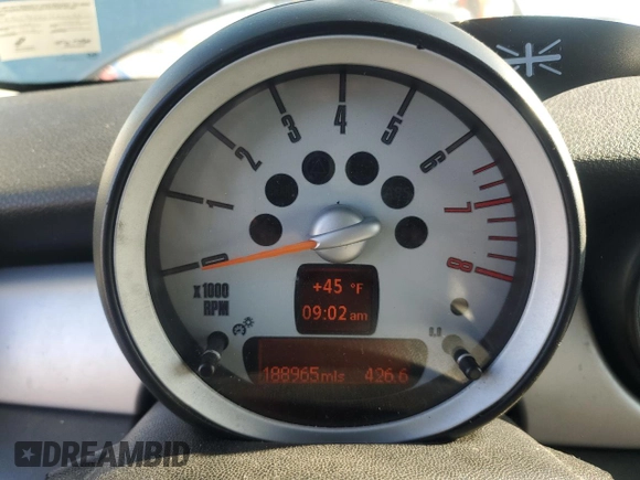 2008 MINI Hardtop z VIN WMWMF335X8TT62496, wystawiony jako Copart lot #52482015 z przebiegiem 188 965 mil mil oraz Szkoda całkowita • Salvage title. Historia ofert i sprzedaży dostępna na DreamBid. Obrazek 9.