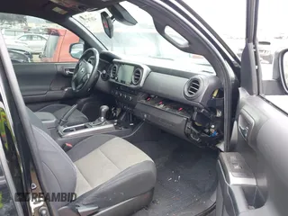 2023 Toyota Tacoma SR z VIN 3TMCZ5AN4PM548729, wystawiony jako IAAI lot #42078723 z przebiegiem 30 966 mil mil oraz . Historia ofert i sprzedaży dostępna na DreamBid. Obrazek 5.