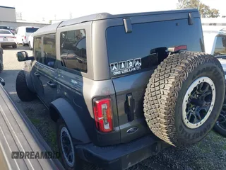 2023 Ford Bronco z VIN 1FMEE5DP5PLB74663, wystawiony jako IAAI lot #41664201 z przebiegiem 10 596 mil mil oraz . Historia ofert i sprzedaży dostępna na DreamBid. Obrazek 3.