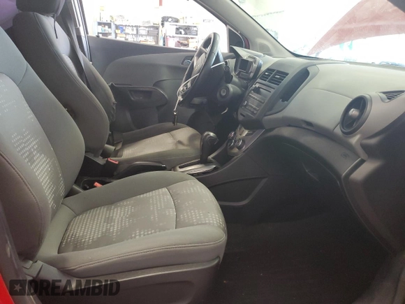 2013 Chevrolet Sonic LS z VIN 1G1JA5SH9D4211285, wystawiony jako Copart lot #51173585 z przebiegiem 105 360 mil mil oraz Szkoda całkowita • Salvage title. Historia ofert i sprzedaży dostępna na DreamBid. Obrazek 7.