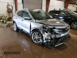 2023 Buick Encore GX Essence z VIN KL4MMFSL7PB064089, wystawiony jako Copart lot #59337995 z przebiegiem Nie podano mil oraz Nie do naprawy • Non repairable. Historia ofert i sprzedaży dostępna na DreamBid. Obrazek 4.