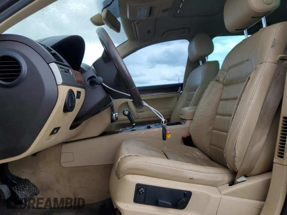 2008 Volkswagen Touareg V6 z VIN WVGBE77LX8D000610, wystawiony jako Copart lot #58434065 z przebiegiem 208 718 mil mil oraz Czysty tytuł • Clean title. Historia ofert i sprzedaży dostępna na DreamBid. Obrazek 7.