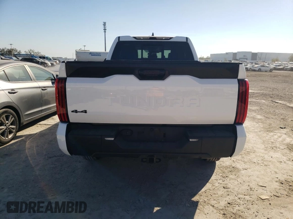 2022 Toyota Tundra SR z VIN 5TFKB5DA6NX016110, wystawiony jako Copart lot #41285993 z przebiegiem 68 mil mil oraz . Historia ofert i sprzedaży dostępna na DreamBid. Obrazek 6.