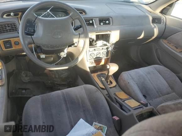 1998 Toyota Camry LE z VIN JT2BG28K2W0164356, wystawiony jako Copart lot #49450065 z przebiegiem 240 905 mil mil oraz Czysty tytuł • Clean title. Historia ofert i sprzedaży dostępna na DreamBid. Obrazek 8.